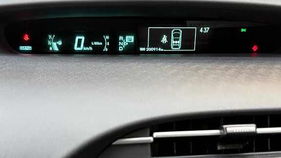 Toyota Prius 8 of 18