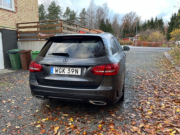 Mercedes-Benz C220 3 of 4