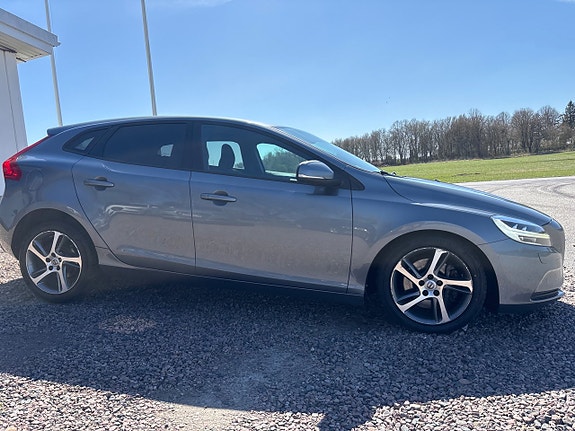 Volvo V40 2 of 10
