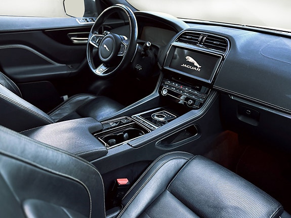 Jaguar F-PACE 2 of 12