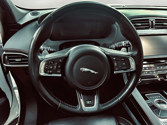 Jaguar F-PACE 3 of 12