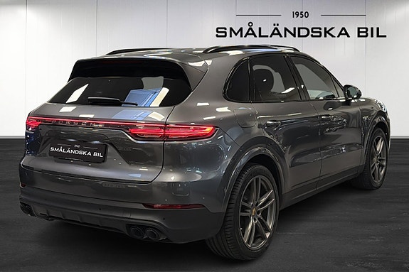 Porsche Cayenne 4 of 5