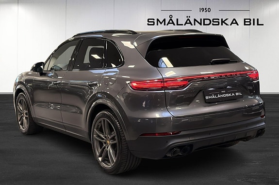 Porsche Cayenne 3 of 5