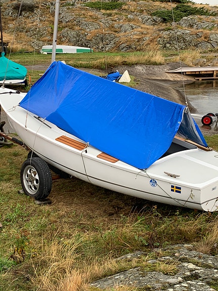 En   dagseglare med sjösättnings vagn o fina segel 2 of 2