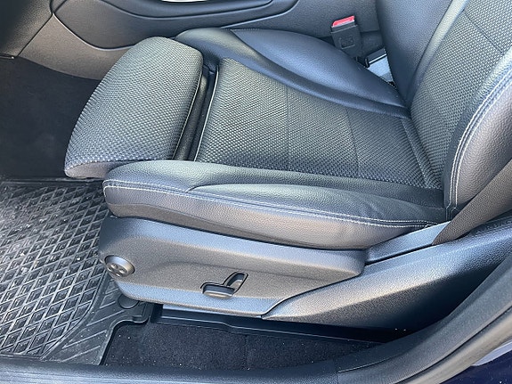 Mercedes-Benz GLC300 e 30 of 30