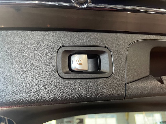 Mercedes-Benz GLC300 e 11 of 30