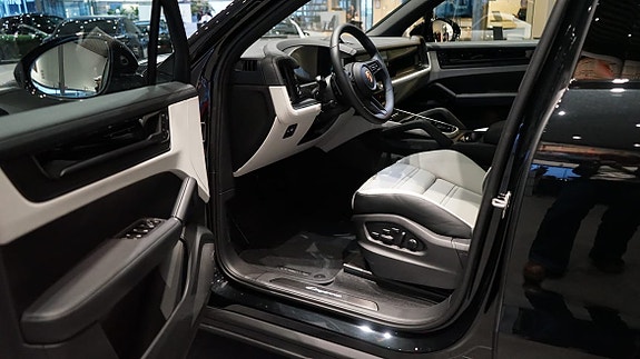 Porsche Cayenne 5 of 5