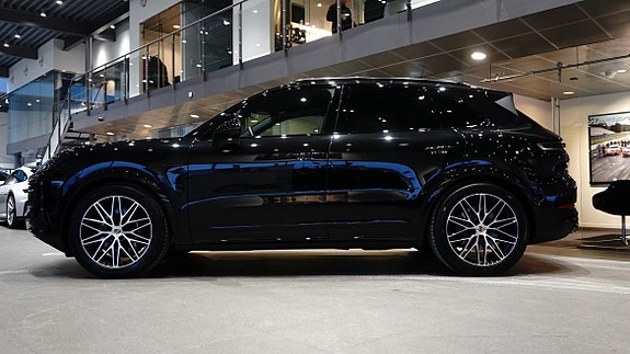 Porsche Cayenne 4 of 5