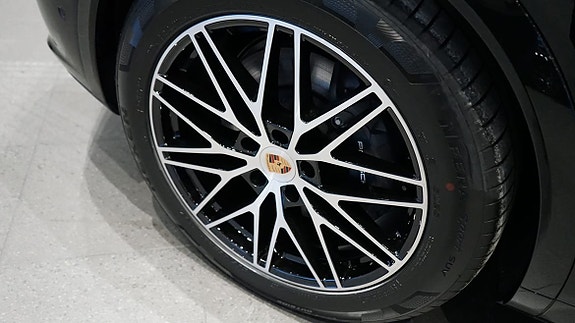 Porsche Cayenne 3 of 5