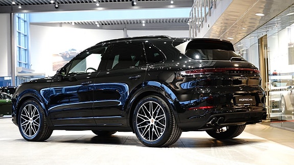 Porsche Cayenne 2 of 5