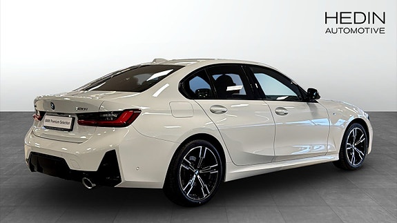 BMW 320 2 of 5
