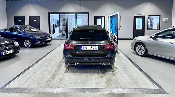 Mercedes-Benz C300 3 of 5