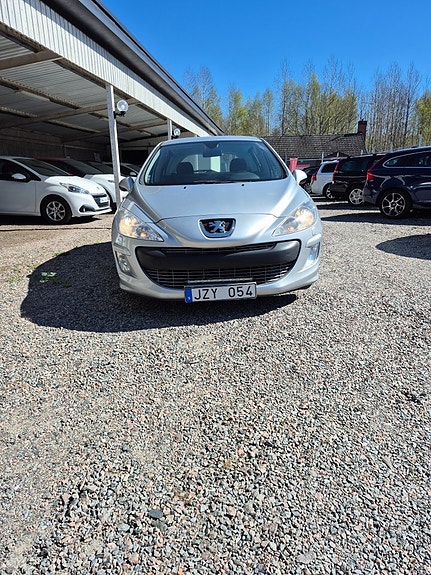 Peugeot 308 2 of 5