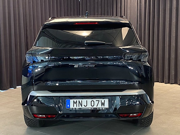Peugeot e-5008 2 of 5