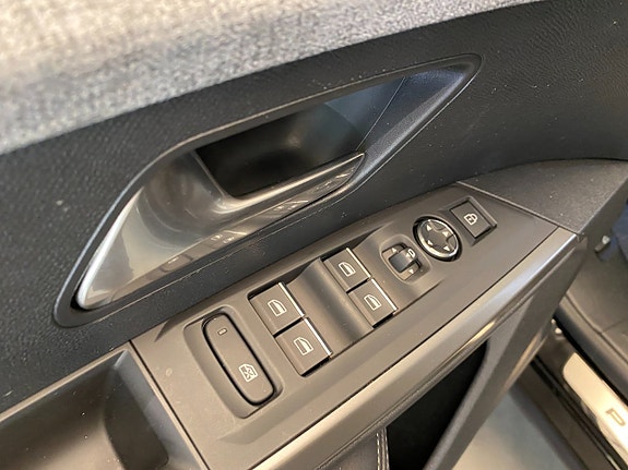 Peugeot e-5008 24 of 30