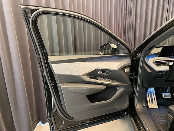 Peugeot e-5008 23 of 30