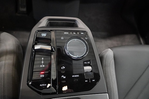 BMW iX 9 of 15