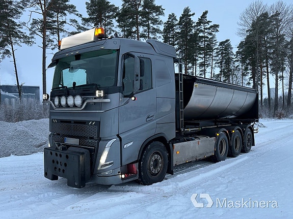 Lastväxlare Volvo FH med sprider, flak & plogfästen