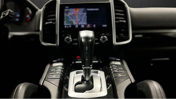 Porsche Cayenne 10 of 12