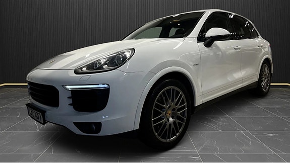 Porsche Cayenne 2 of 5
