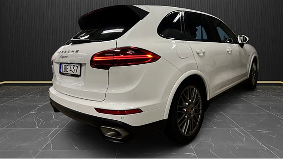 Porsche Cayenne 4 of 5