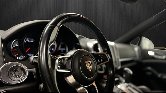 Porsche Cayenne 6 of 12