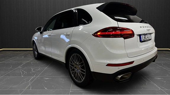 Porsche Cayenne 3 of 5