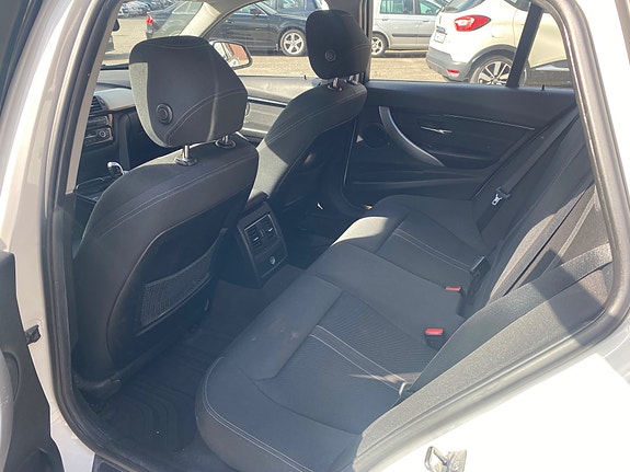 BMW 320d 9 of 12