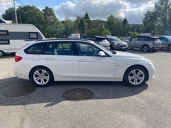 BMW 320d 4 of 12