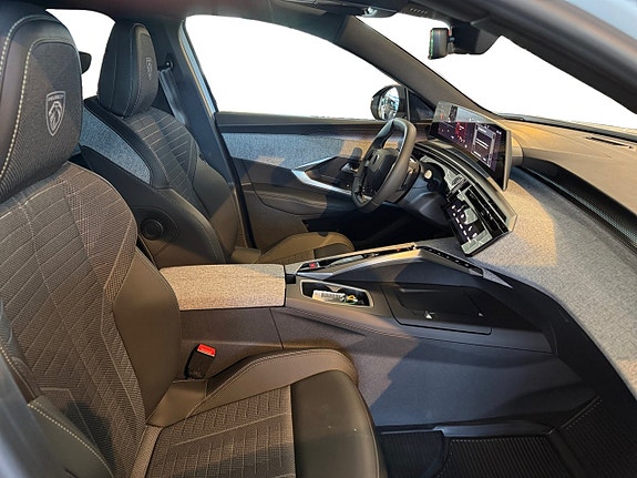 Peugeot e-5008 15 of 21