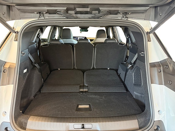 Peugeot e-5008 17 of 21