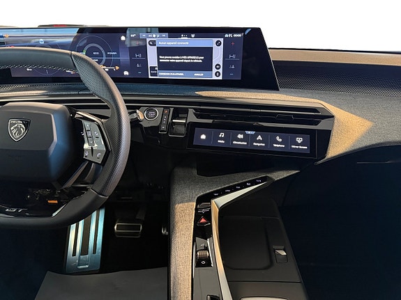 Peugeot e-5008 12 of 21