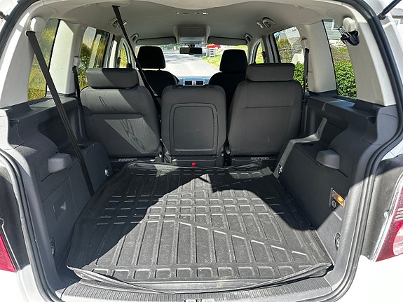 Volkswagen Touran 12 of 12