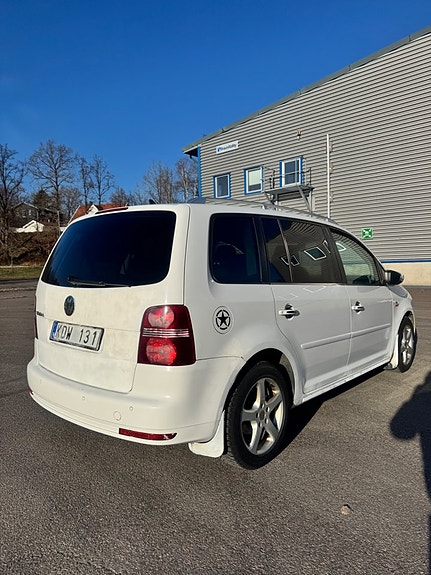 Volkswagen Touran 3 of 5