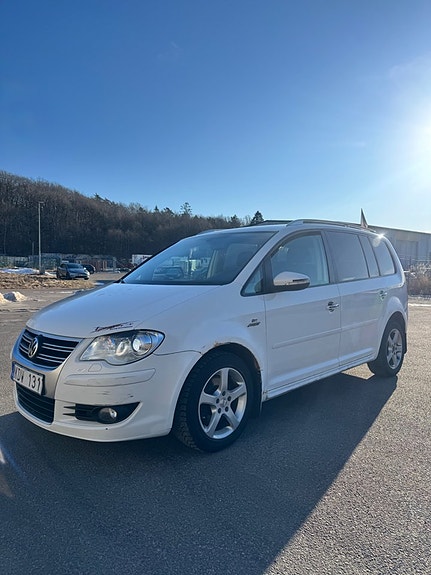 Volkswagen Touran 2 of 5
