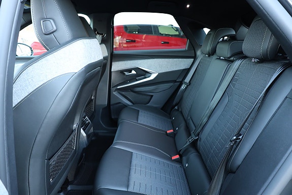 Peugeot e-3008 13 of 24