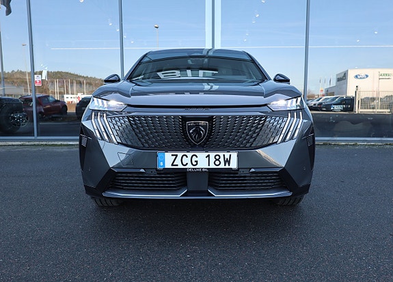 Peugeot e-3008 2 of 5