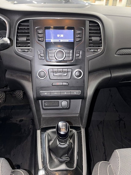 Renault Megane IV 4 of 5