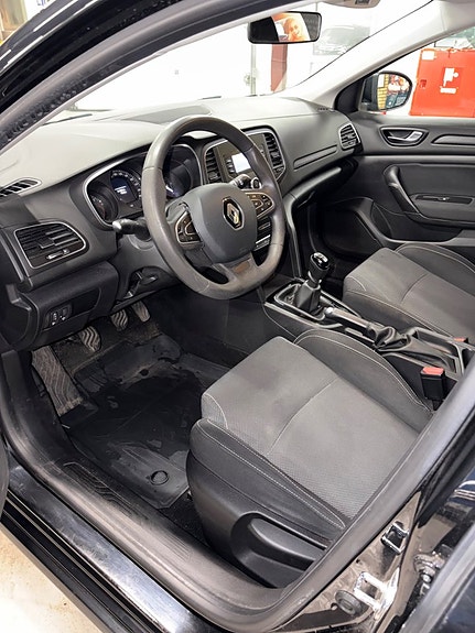 Renault Megane IV 2 of 5