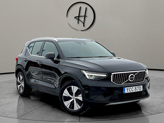 Volvo XC40 2 of 5