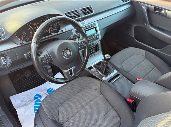 Volkswagen Passat 2 of 3