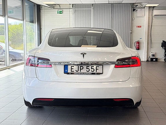 Tesla Model S 4 of 5