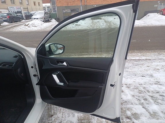Peugeot 308 SW 18 of 23
