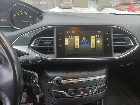 Peugeot 308 SW 8 of 23