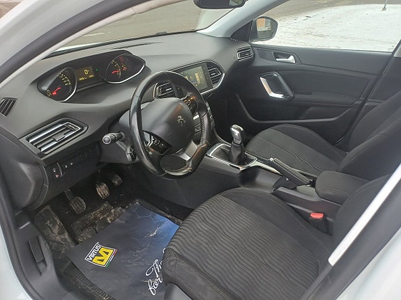 Peugeot 308 SW 13 of 23