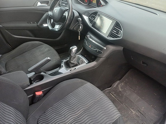 Peugeot 308 SW 12 of 23
