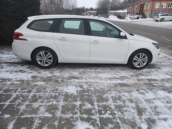 Peugeot 308 SW 10 of 23