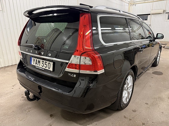 Volvo V70 4 of 27