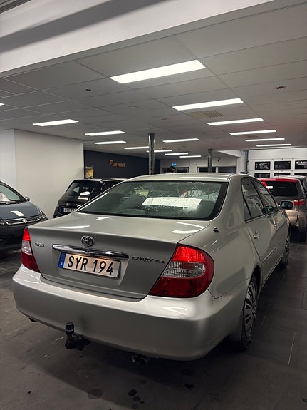 Toyota Camry 3 of 5