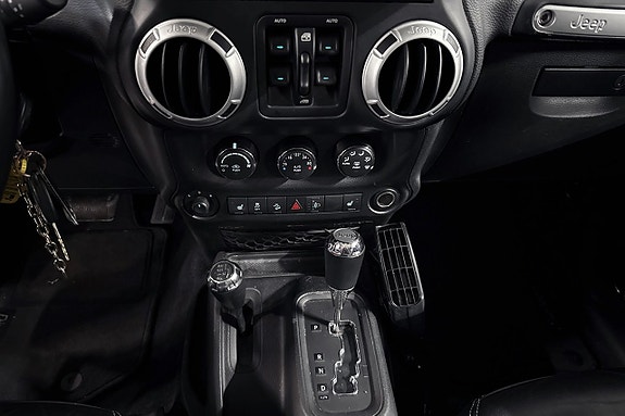 Jeep Wrangler Unlimited 18 of 26